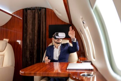 Homme d'affaires en costume dans un jet privé utilisant des lunettes de réalité augmentée, illustrant une expérience immersive et innovante dans l'aviation de luxe.